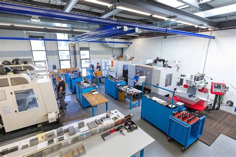 Produktion von Pralinenschachteln in Deutschland - Maschinen und Handwerk