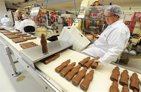 Produktion von Schoko-Nikoläusen in einer Manufaktur