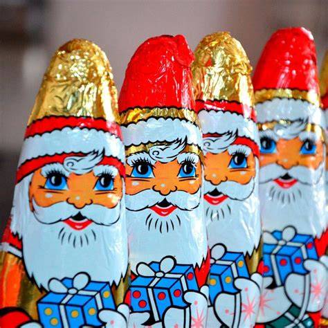 Produktion von Schokoladen-Weihnachtsmännern in der WAWI-Fabrik