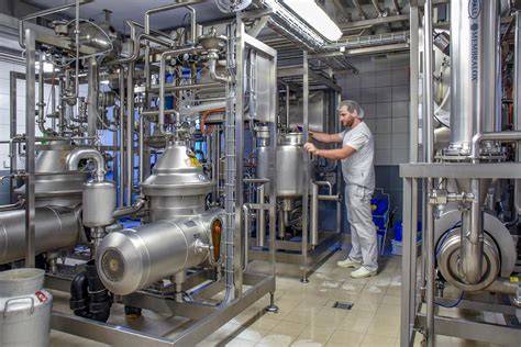 Produktion-in-der-Molkerei-Milchtanks