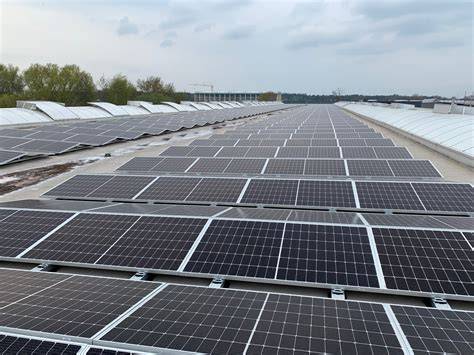 Produktionshalle und Photovoltaik-Module auf dem Dach in Peine