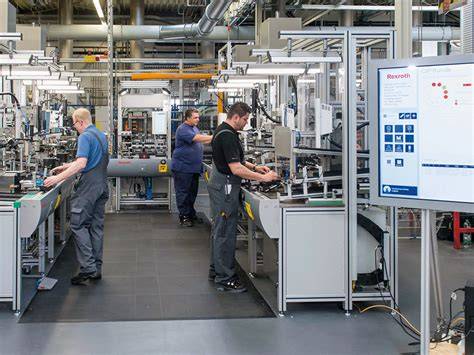 Produktionslinie und Tafeln im Ludwig Werksverkauf
