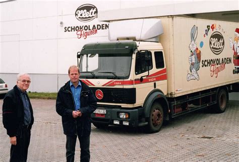 Produktionsstraße und Handverzierung von Schokolade bei Klett