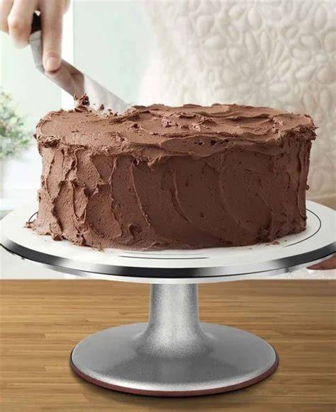 Profi am Drehteller: Die Arbeitsschritte einer Fondant-Torte