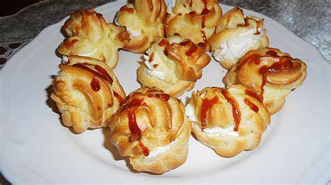 Profiterole Torte in Kegelform mit Karamellfäden