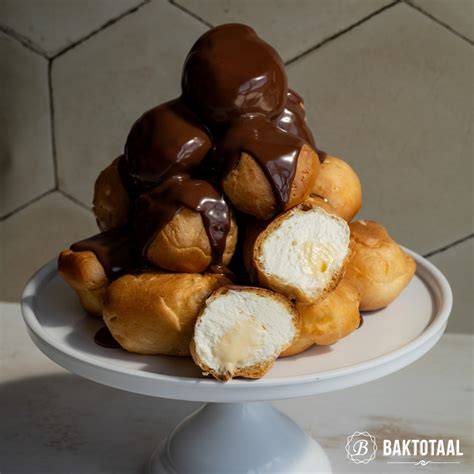 Profiteroles-Pyramide mit Schokoladensauce