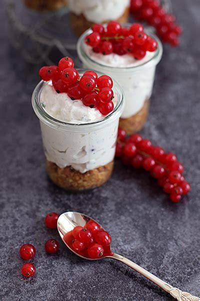 Prosecco-Pudding im Glas mit Johannisbeeren