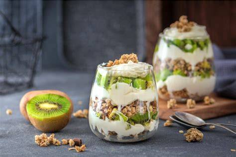 Protein Fluff Dessert mit Kiwi im Glas