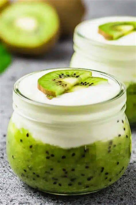 Protein Fluff mit Kiwi und Streuseln im Glas