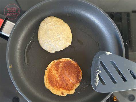 Protein Pancakes beim Backen in der Pfanne