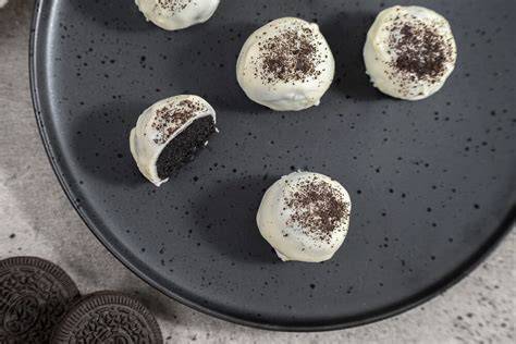 Protein Pralinen auf Backpapier
