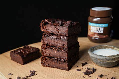 Protein Pudding Brownie aufgeschnitten, saftige Textur