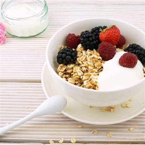 Protein Pudding mit Beeren und Nüssen