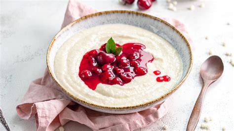 Protein Pudding mit Beerensoße in Dessertschalen