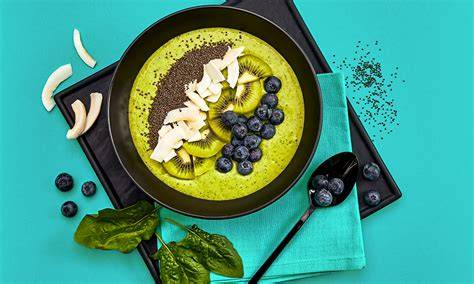 Protein Smoothie-Bowl mit Spinat, Banane, Kiwi und Heidelbeeren