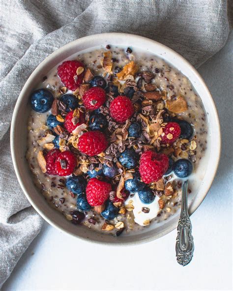 Protein-Crispies-auf-Porridge-mit-Obst