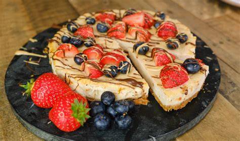 Protein-Käsekuchen in Schale mit Beeren