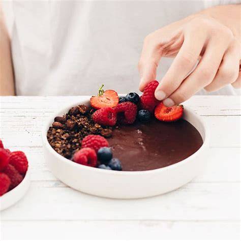 Protein-Pudding in Schale mit Beeren