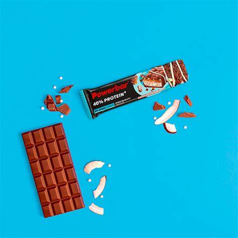 Protein-Riegel und Schokoladentafel mit Protein-Crispies