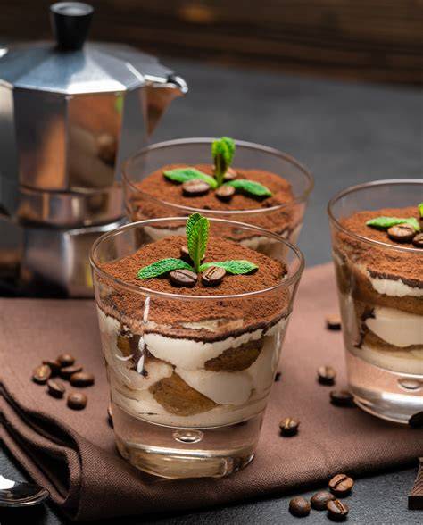 Protein-Tiramisu im Glas mit Kakaopulver