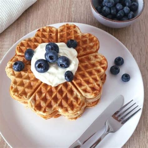 Protein-Waffeln auf einem Teller mit Beeren