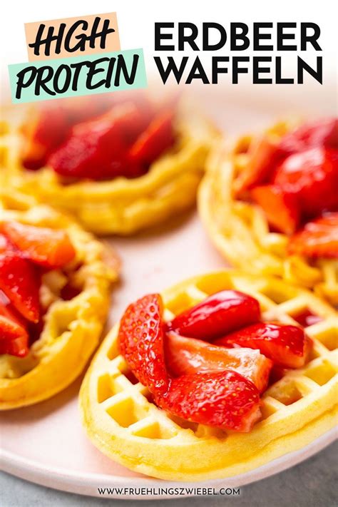 Protein-Waffeln mit Erdbeer-Joghurt als Topping, angerichtet auf Teller