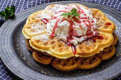 Proteinreiche süße Waffeln mit Früchten und Joghurt