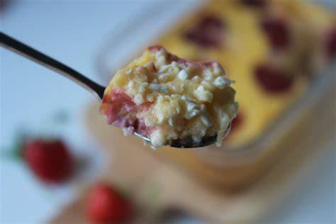 Proteinreicher Hüttenkäse-Auflauf mit frischen Beeren
