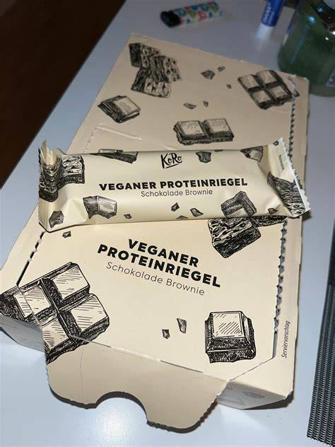 Proteinriegel Schokolade Brownie - Verpackung und Stück