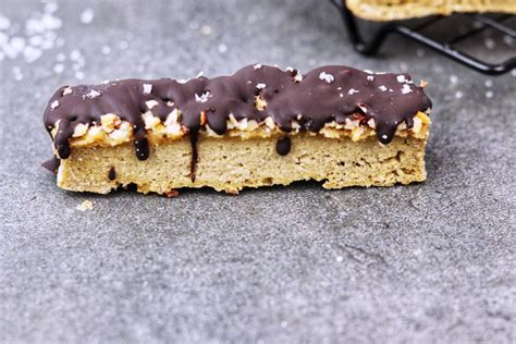Proteinriegel Zutaten Mix: Erdnussmus, Mandelmilch, Kokosmehl, Datteln, Hafer