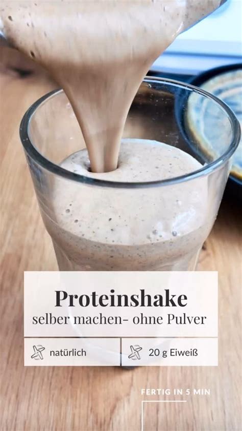 Proteinshake ohne Zuckerzusatz im Glas mit Zutaten