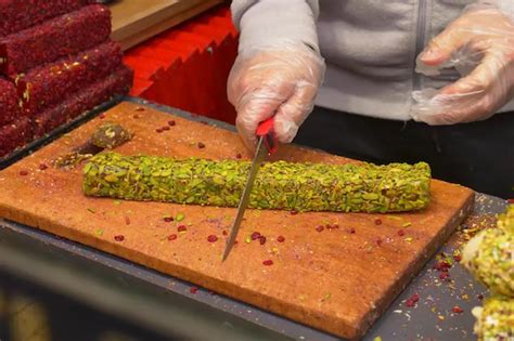 Prozess der Herstellung von Turkish Delight: Kochen, Formen, Bestäuben