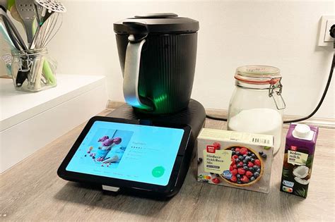 Pudding Zutaten auf einer Küchenplatte neben einem Thermomix