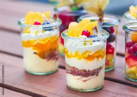 Pudding als Dessert serviert in Gläsern mit Topping