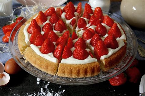 Pudding auf Biskuit mit frischen Erdbeeren