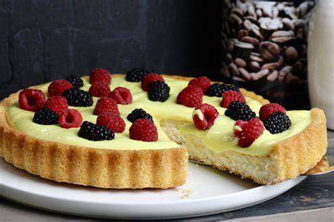 Pudding auf Obstboden verteilen