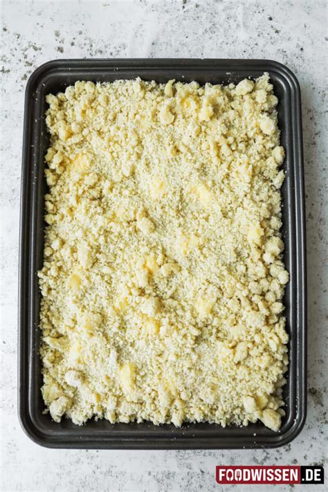 Pudding auf dem Teig verteilt, Streusel werden obenauf gegeben