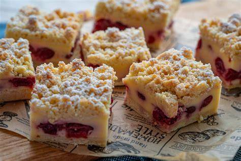 Pudding in Gläsern mit Frischhaltefolie und Kirschen