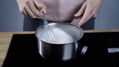 Pudding in einem Topf wird gerührt