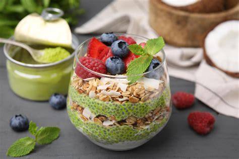 Pudding mit Beeren, Minze und Kakaonibs als Topping