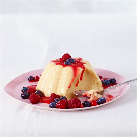 Pudding mit Beerensauce und Nüssen
