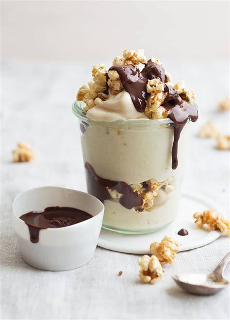 Pudding mit Karamellpopcorn und Schokosoße