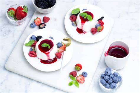 Pudding mit Südtiroler Joghurt und Waldfrüchten in Gläsern angerichtet