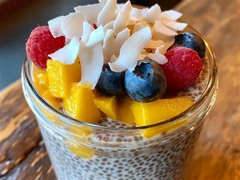 Pudding mit Toppings und Früchten