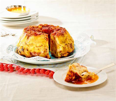 Pudding mit warmer Kirschsauce auf Teller