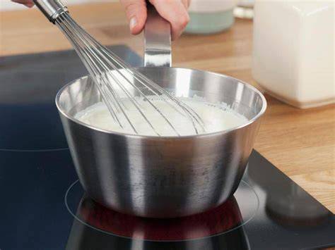 Pudding rühren: Haut vermeiden durch Frischhaltefolie oder ständiges Rühren