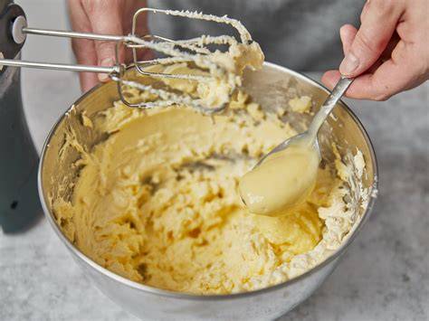 Pudding und buttercreme in Schüssel, aufgeschlagene Butter