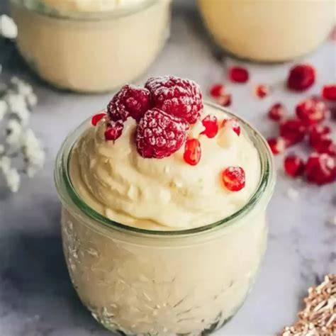 Pudding-Gläser als Dessert und Pudding als Kuchenfüllung