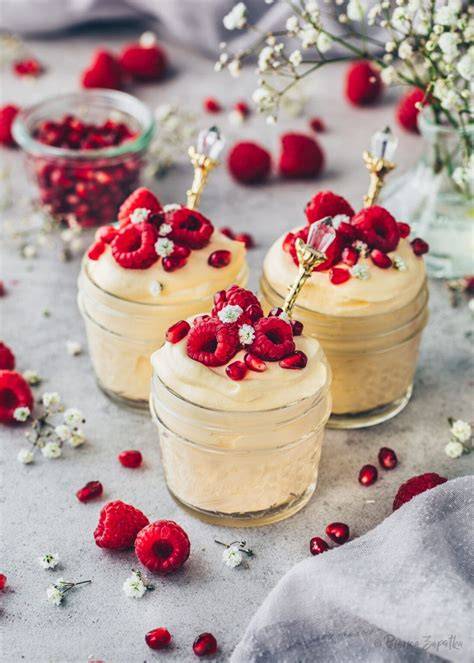 Pudding-Mousse angerichtet im Glas, dekoriert mit Beeren