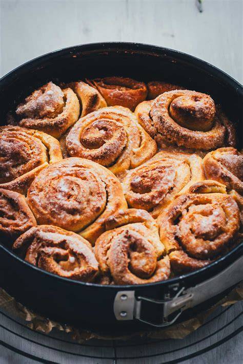 Pudding-Schnecken in einer Springform, fertig gebacken